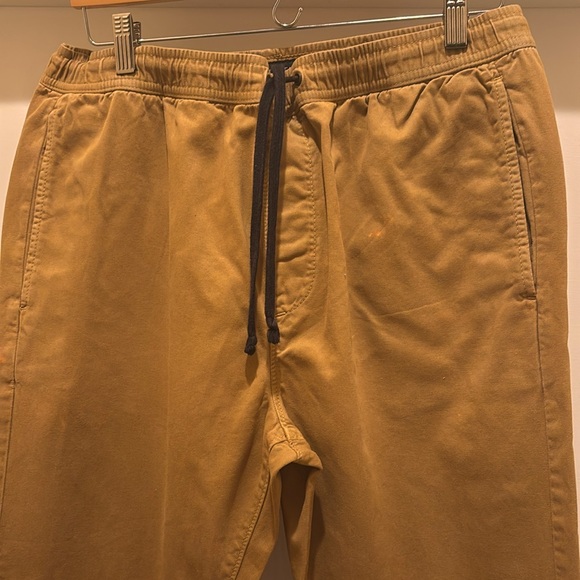 Gently Worn American Eagle Men’s Khaki Joggers Size Medium - Picture 2 of 11